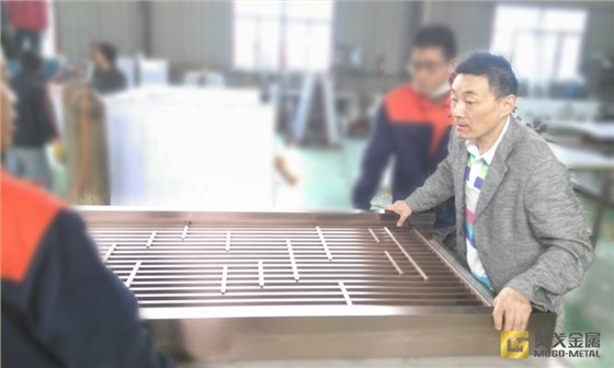 大型工裝不銹鋼屏風組裝