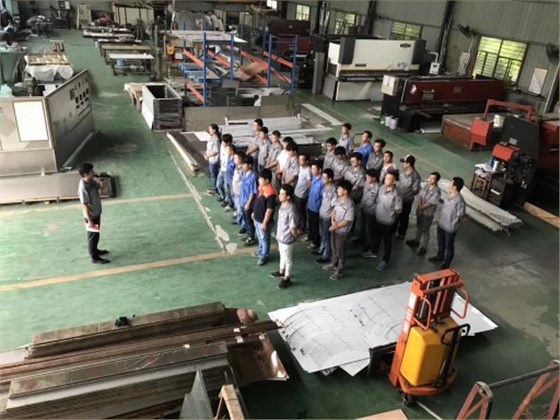 莫總給員工們開早會(huì)